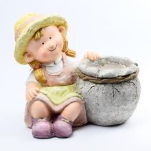 Dívka s hrncem, zahradní dekorace.