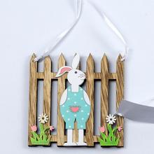 Závěsná dekorace zajíce u plotu ze dřeva.