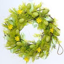 Zeleno žlutý věnec s mašlemi a vajíčky.