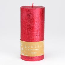 Červená rustikální svíčka s metalickým povrchem.