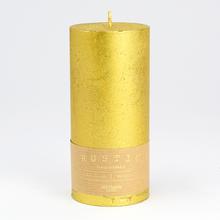 Zlatá svíčka RUSTIC METALIC o rozměrech 7x15 cm.