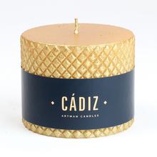 Zlatá svíčka CADIZ s texturovaným povrchem.