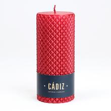 Červená vánoční svíčka CADIZ s texturou.