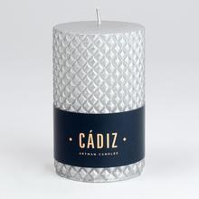 Vánoční svíčka CADIZ ve stříbrné barvě.