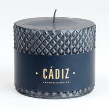 Černá svíčka CADIZ s texturou.