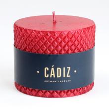 Červená svíčka CADIZ s metalickým povrchem.
