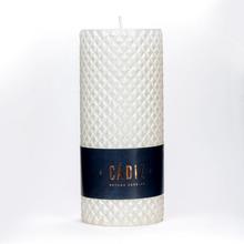 Bílá vánoční svíčka CADIZ s texturou.