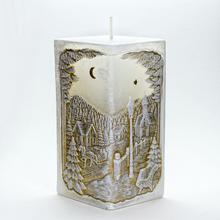 Zimní krajinka svíčka v bílé a zlaté barvě.