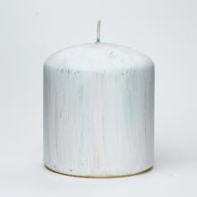 Bílá svíčka s hladkým povrchem a zaobleným vrchem.