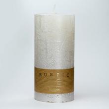 Rustikální metalická svíčka v perlové barvě.