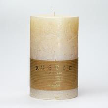 Krémová svíčka RUSTIC METALIC o rozměrech 7x11,5 cm.