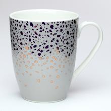 Hrnček s tečkami v šedé barvě, objem 340 ml.