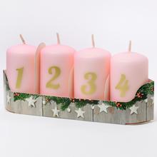 Růžové adventní svíčky s čísly 1 až 4.