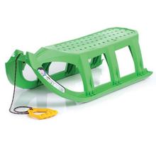 Zelené saně Tatra o délce 109 cm.