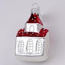 Vánoční ozdoba ve tvaru kostela, červenobílá.