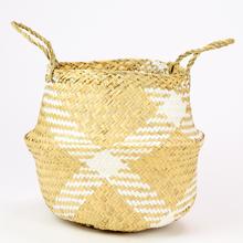 Koš z mořské trávy s bílými pruhy.