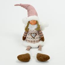 Textilní anděl sedící s růžovou čepicí a srdíčkem na šatech.