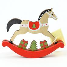 Houpací koník ze dřeva v červené a bílé barvě.