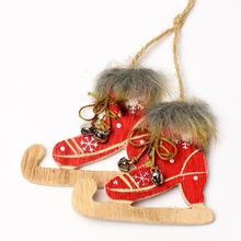 Dřevěný závěs ve tvaru bruslí, červený s ozdobami.