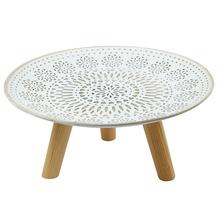 Bílý podnos na nožičkách z MDF dřeva s dekorativním vzorem.