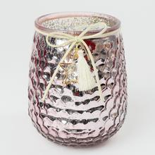 Svíčka ve skleněném svícnu ve tvaru hvězdy, fialová barva.