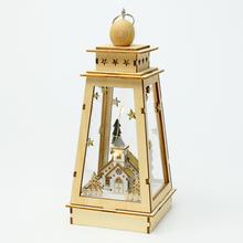 LED lucerna z přírodního dřeva s vánoční dekorací.