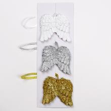 Sada andělských křídel v bílé, stříbrné a zlaté barvě.