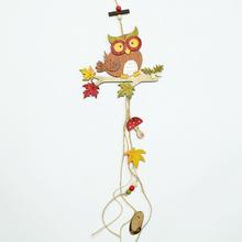 Závěs sova ze dřeva s podzimními dekoracemi.