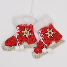 Červené brusle k zavěšení s bílou kožešinou a ozdobami.