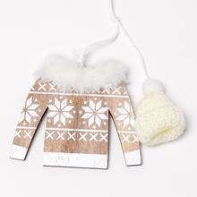 Dřevěný závěsný svetr s bílými vzory a bílou čepicí.