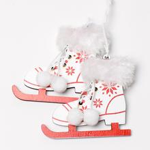 Bílé dřevěné brusle s ozdobnými detaily.