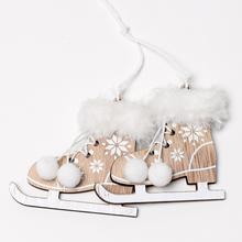 Dřevěné brusle s bílou sněhovou dekorací.