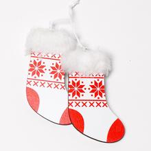 Bílé dřevěné ponožky s červenými vzory a bílou kožešinou.