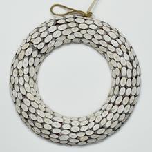 Dřevěný věnec s bílými detaily, průměr 32 cm.
