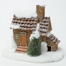 Domeček z přírodních materiálů s ozdobami na Vánoce.