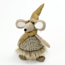 Textilní myš s kloboukem a šálou.