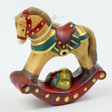 Houpací koník z keramiky s barevným designem.