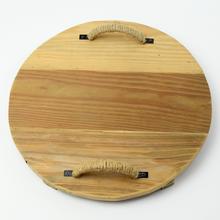 Kruhový dřevěný podnos s dvěma úchyty.