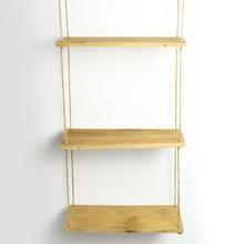 Závěsná police z přírodního dřeva se třemi policemi.