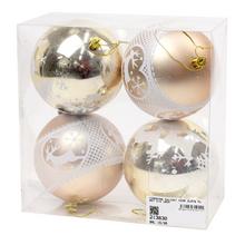 Sada čtyř zlatých vánočních ozdob s dekorativním vzorem.