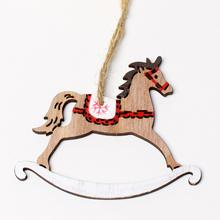 Bílý houpací koník na zavěšení.