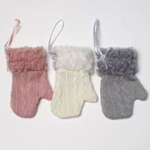 Rukavice zavěšené na stužce v mixu barev.