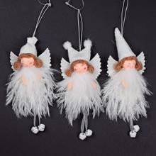 Bílý sedící anděl s bílým peřím a čepičkou.