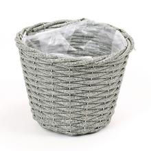 Šedý plastový obal s umělým proutím, průměr 19 cm, výška 15 cm.