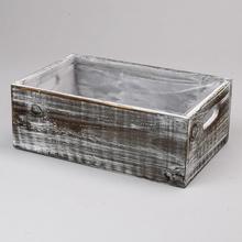 Bílá a šedá dřevěná bednička o rozměrech 28x18x10.5 cm.