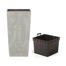 Čtvercový květináč s betonovým efektem v šedé barvě.