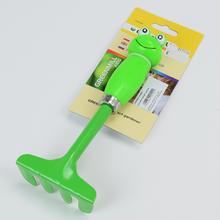 Dětské hrable ŽABA o délce 19 cm.