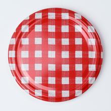 Víčka na zavařování s červeným kostkovaným vzorem.