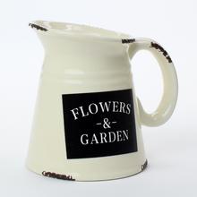 Keramický obal konve v krémové barvě s nápisem Flowers & Garden.