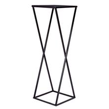 Černý stojan na květ s moderním designem.